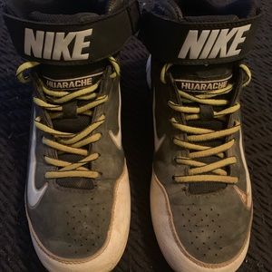 Boys size 4 Huarache Nike Baseball Cleats
